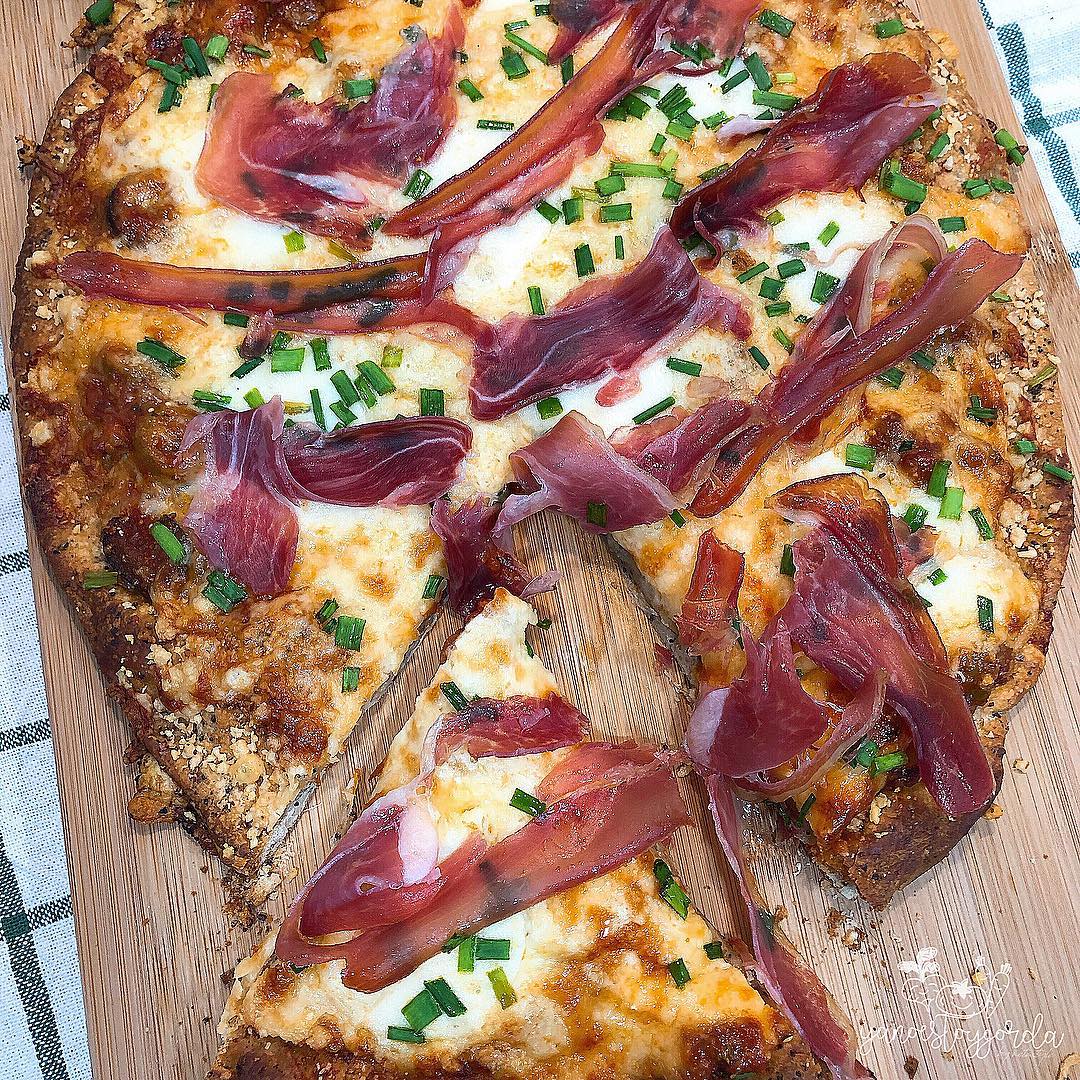 PIZZA DE ESPELTA INTEGRAL MASA FINA CON JAMÓN
