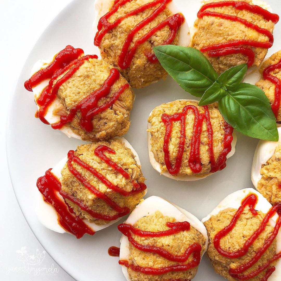 HUEVOS RELLENOS DE ATÚN AL PESTO ROJO