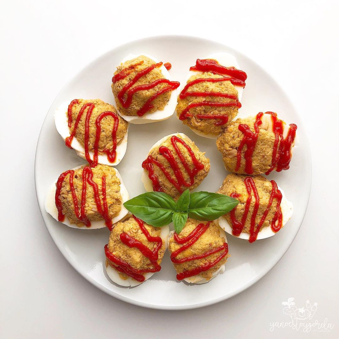 HUEVOS RELLENOS DE ATÚN AL PESTO ROJO