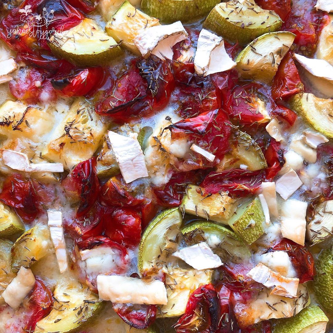 CALABACÍN CON TOMATITOS RAF Y QUESO DE CABRA
