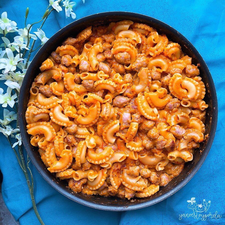 PASTA CON SALSA DE TOMATE RAF Y SALCHICHAS