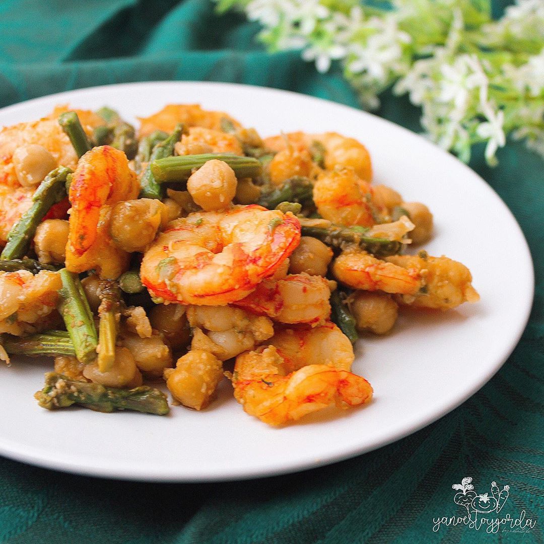 GAMBONES CON GARBANZOS Y ESPÁRRAGOS
