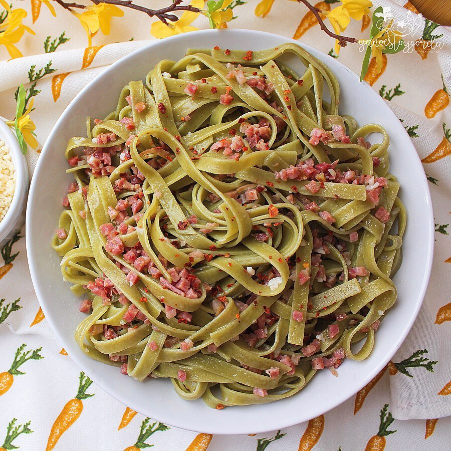 FETTUCCINE DE ESPINACAS CON AJITOS Y JAMÓN