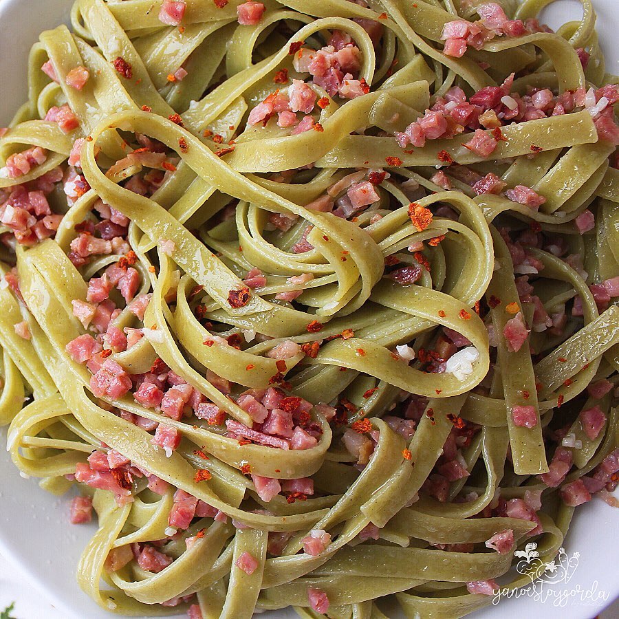 FETTUCCINE DE ESPINACAS CON AJITOS Y JAMÓN