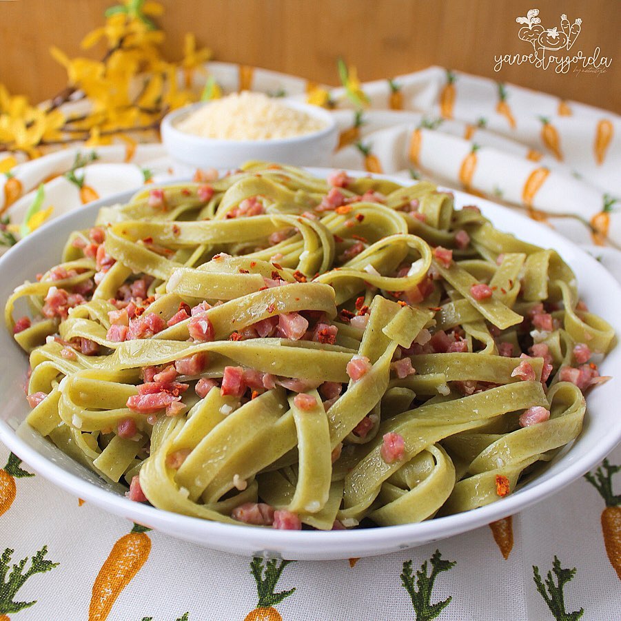 FETTUCCINE DE ESPINACAS CON AJITOS Y JAMÓN