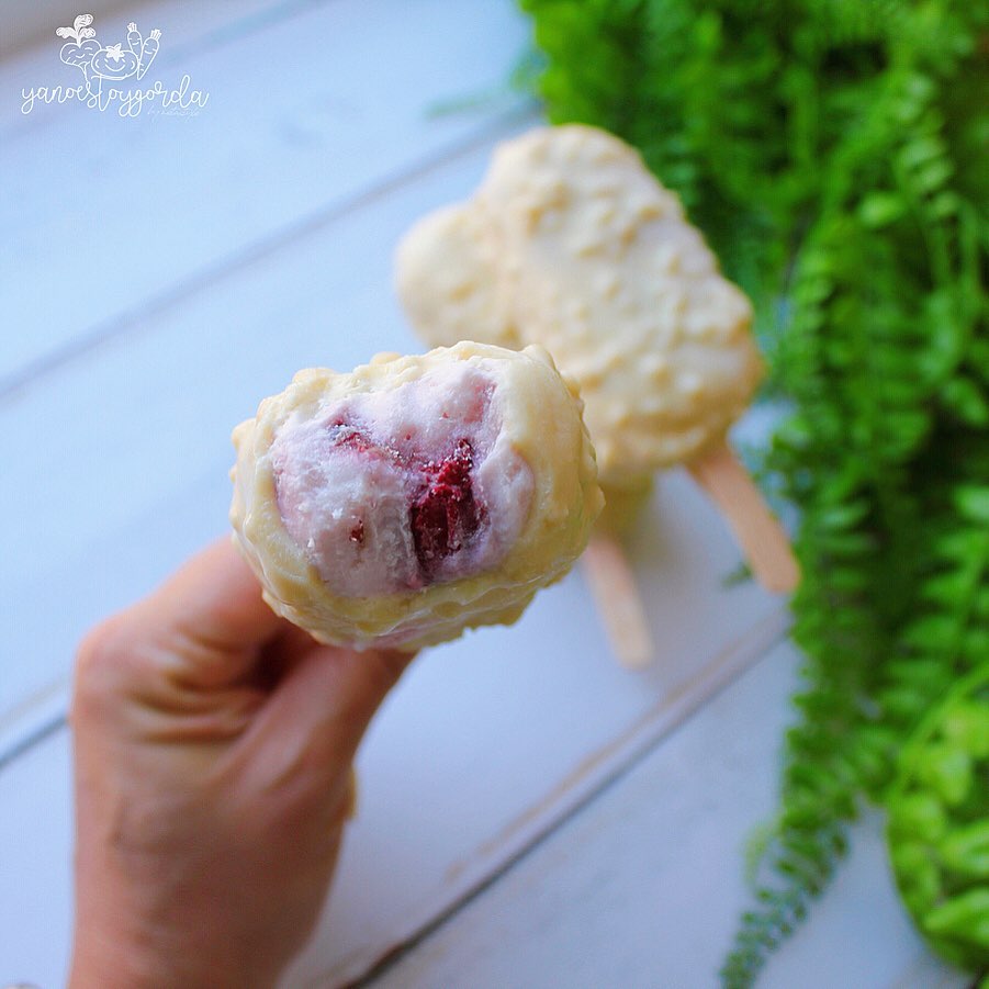 HELADO DE QUESO Y CEREZAS