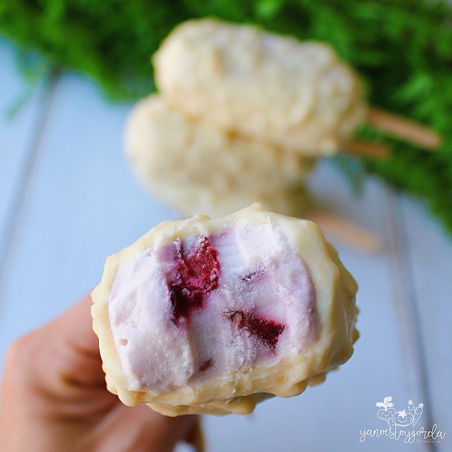 HELADO DE QUESO Y CEREZAS