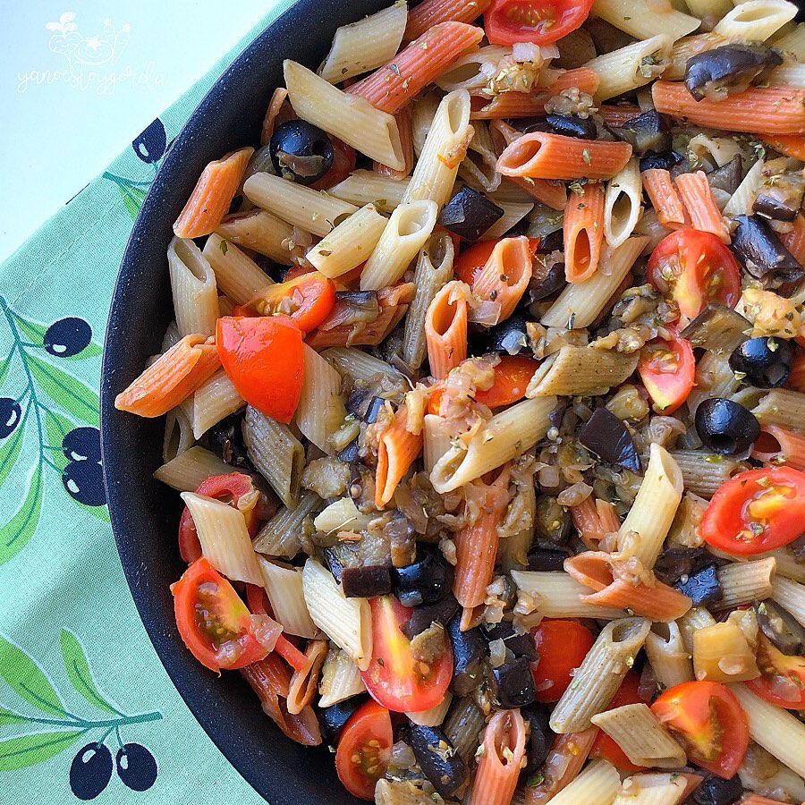 PASTA CON BERENJENAS Y ACEITUNAS