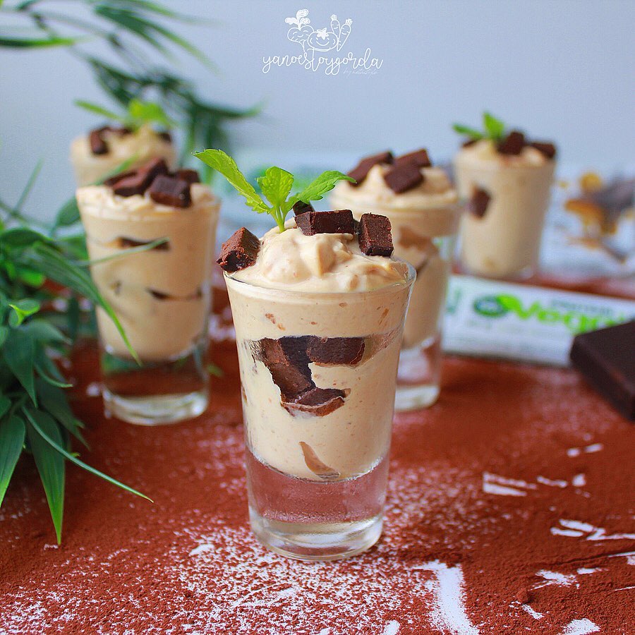 MOUSSE DE CACAHUETE Y BROWNIE MOUSSE DE CACAHUETE Y BROWNIE