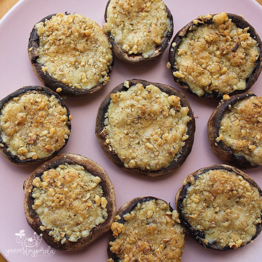 CHAMPIÑONES RELLENOS DE QUESO Y NUECES CHAMPIÑONES RELLENOS DE QUESO Y NUECES