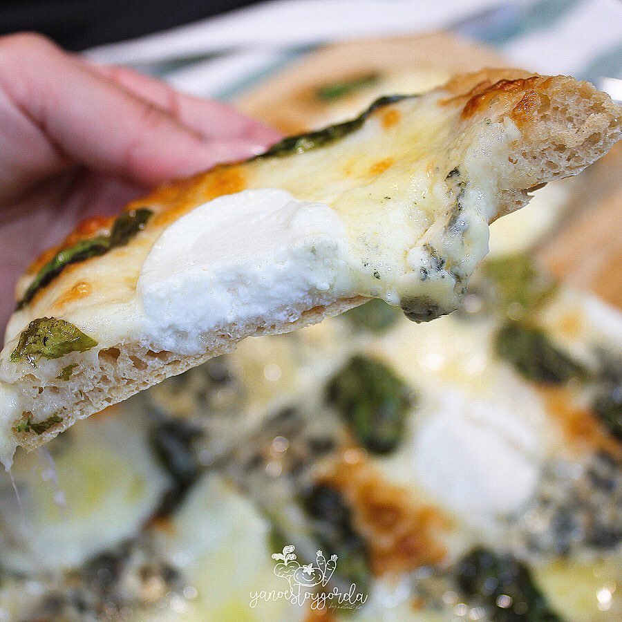 PIZZA BIANCA CON ESPINACAS Y 4 QUESOS