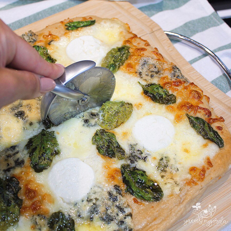 PIZZA BIANCA CON ESPINACAS Y 4 QUESOS