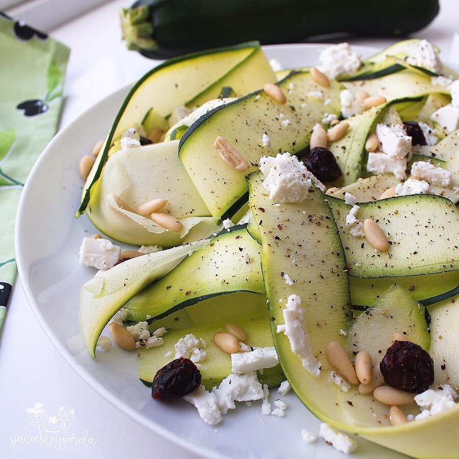 ENSALADA DE CALABACÍN Y QUESO DE CABRA