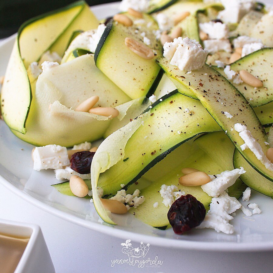 ENSALADA DE CALABACÍN Y QUESO DE CABRA