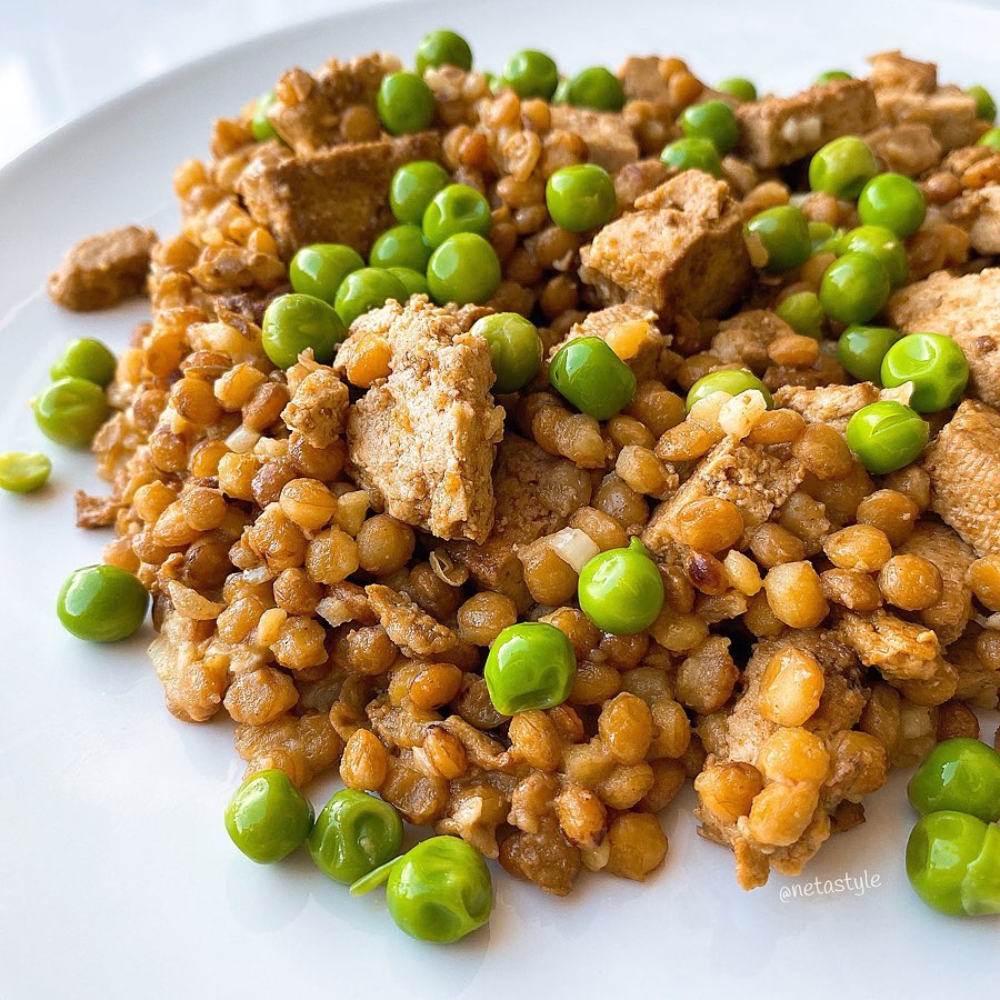 LENTEJAS CON TOFU Y GUISANTES
