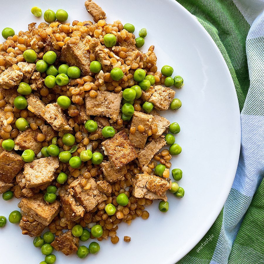 LENTEJAS CON TOFU Y GUISANTES