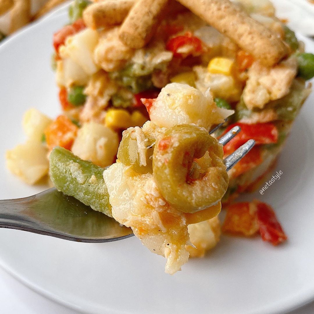 ENSALADILLA NO RUSA CON SALMÓN