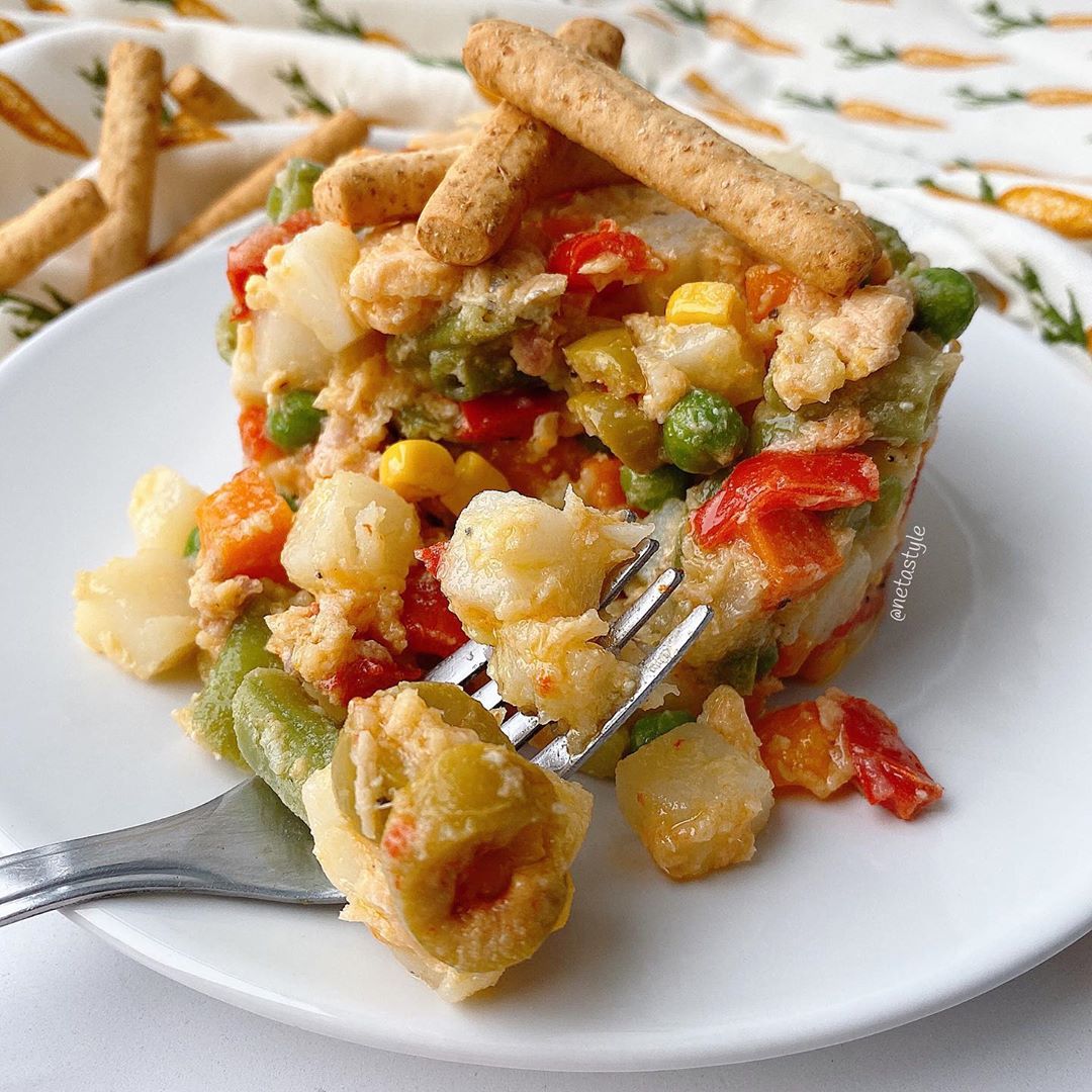 ENSALADILLA NO RUSA CON SALMÓN