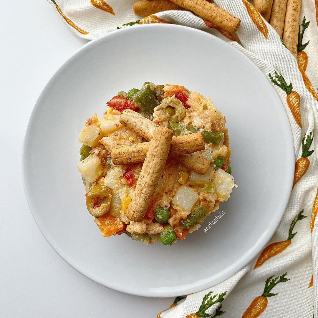 ENSALADILLA NO RUSA CON SALMÓN