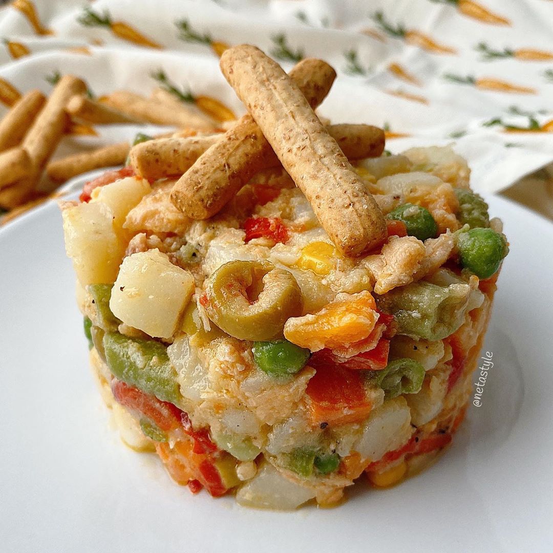 ENSALADILLA NO RUSA CON SALMÓN