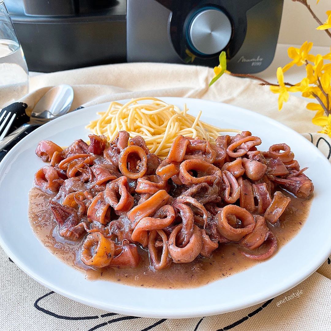 CALAMARES ENCEBOLLADOS