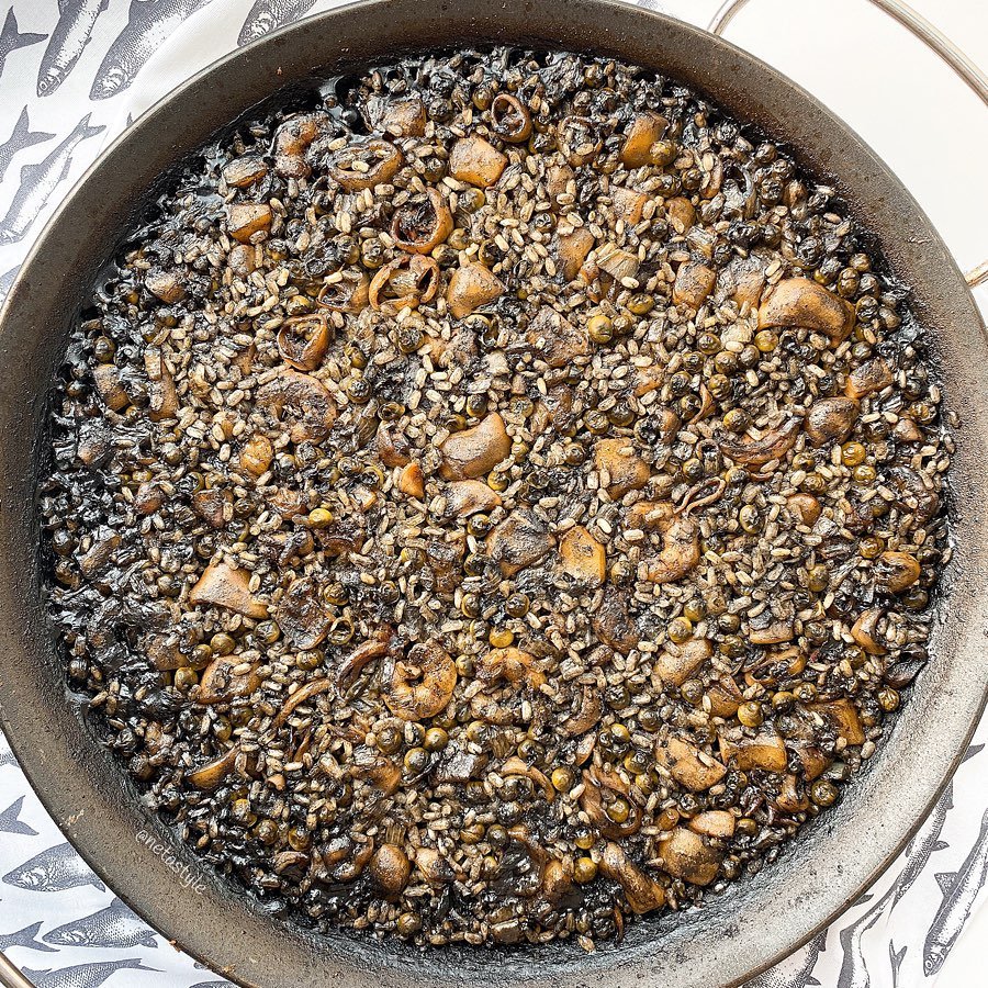ARROZ NEGRO CON FRUTOS DEL MAR Y GUISANTES