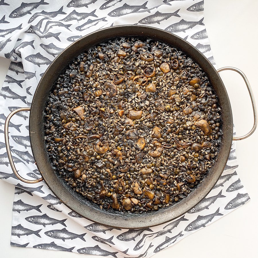 ARROZ NEGRO CON FRUTOS DEL MAR Y GUISANTES