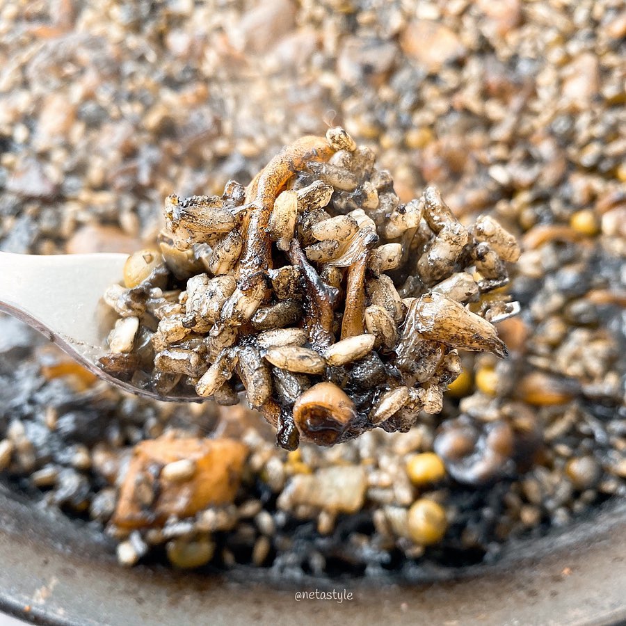 ARROZ NEGRO CON FRUTOS DEL MAR Y GUISANTES