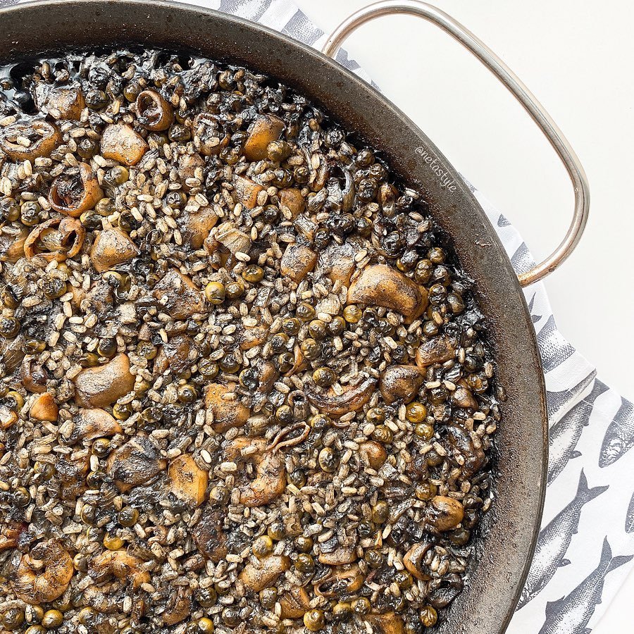 ARROZ NEGRO CON FRUTOS DEL MAR Y GUISANTES