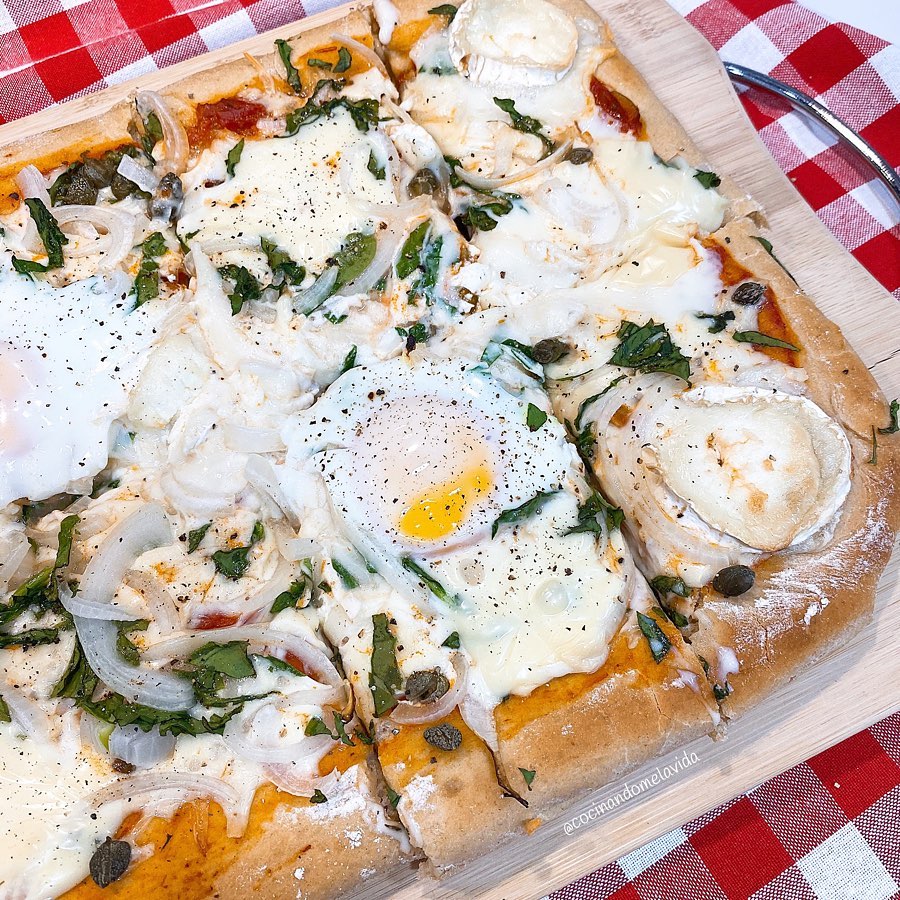 PIZZA DE ESPELTA CON ESPINACAS Y HUEVOS