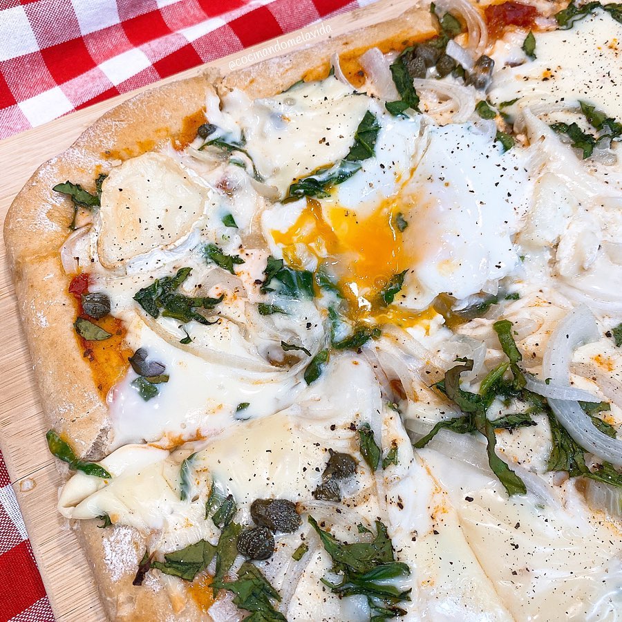 PIZZA DE ESPELTA CON ESPINACAS Y HUEVOS