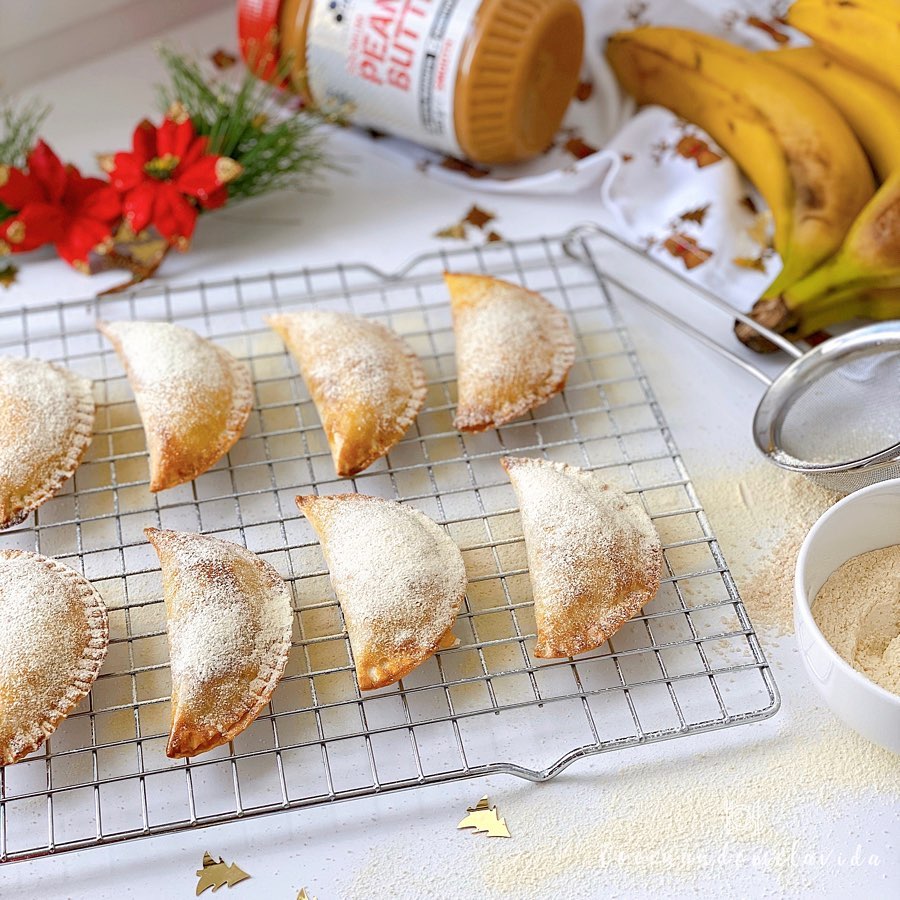 EMPANADILLAS DE PLÁTANO Y MANTECA DE CACAHUETE