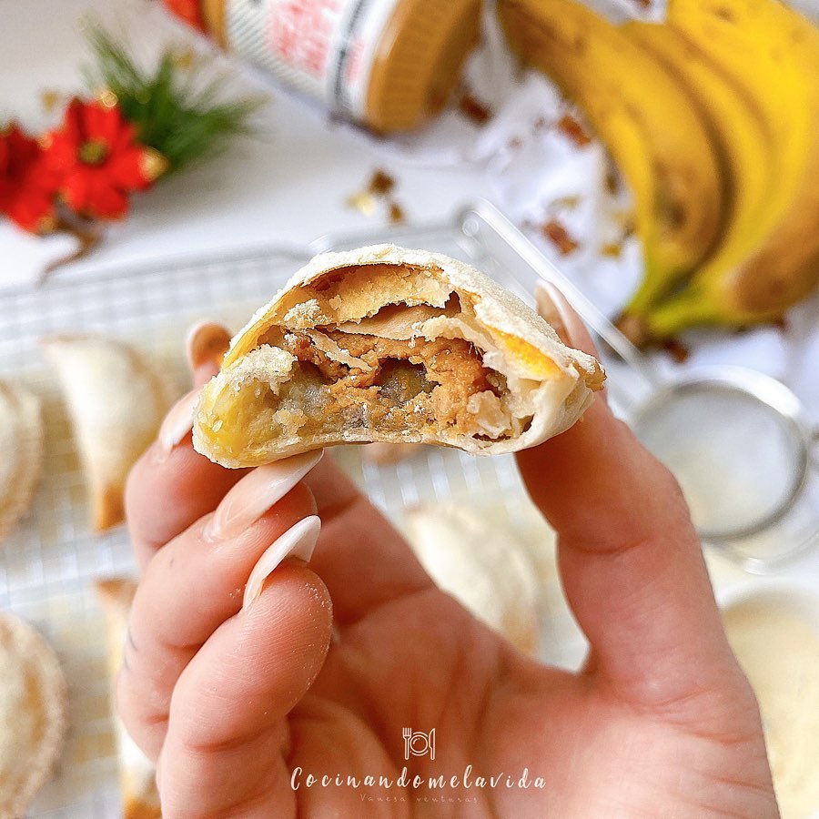EMPANADILLAS DE PLÁTANO Y MANTECA DE CACAHUETE