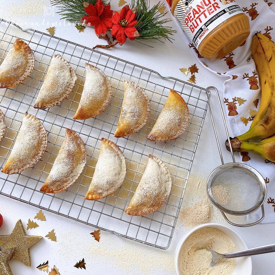 EMPANADILLAS DE PLÁTANO Y MANTECA DE CACAHUETE