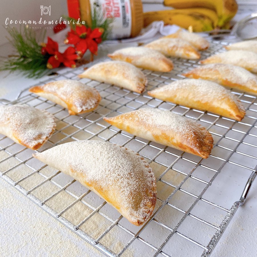 EMPANADILLAS DE PLÁTANO Y MANTECA DE CACAHUETE