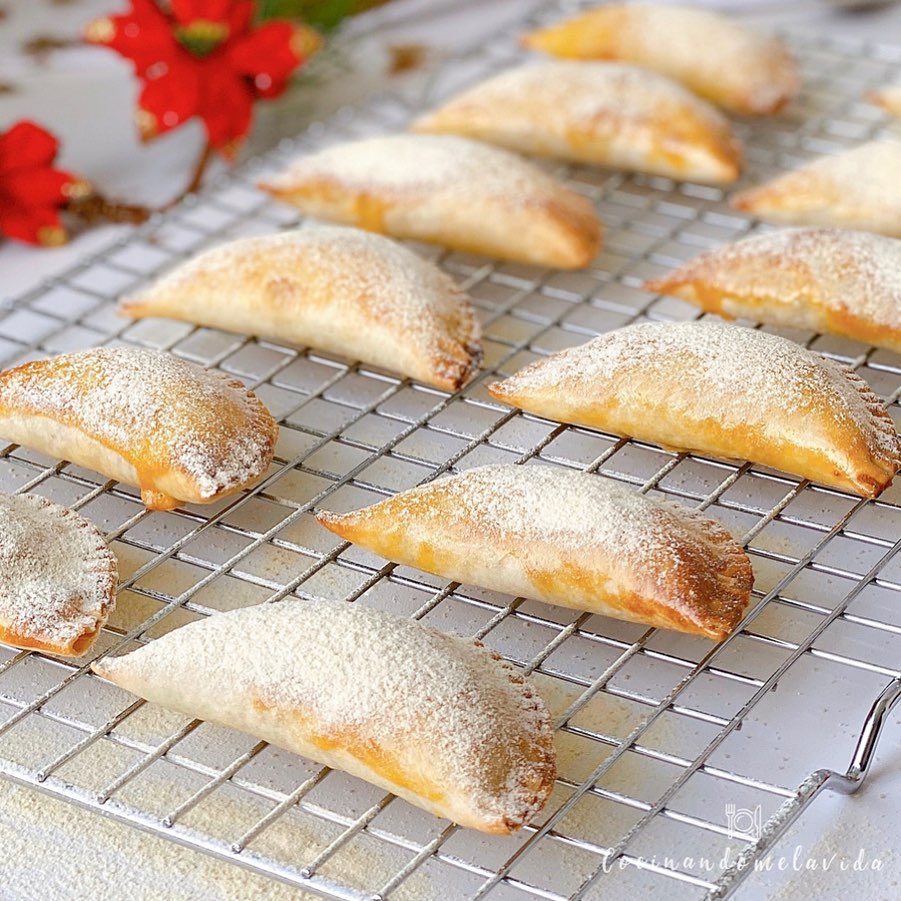 EMPANADILLAS DE PLÁTANO Y MANTECA DE CACAHUETE