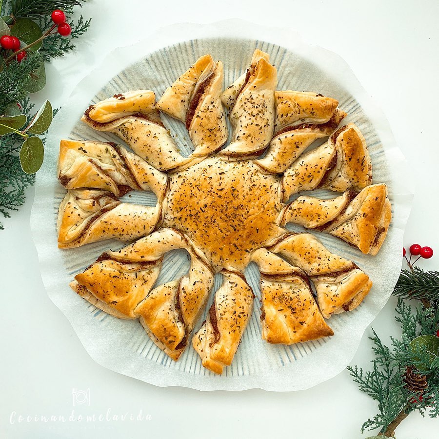HOJALDRE CON PATÉ DE ANCHOAS Y ACEITUNAS NEGRAS