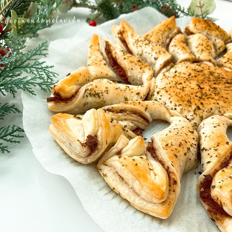 HOJALDRE CON PATÉ DE ANCHOAS Y ACEITUNAS NEGRAS
