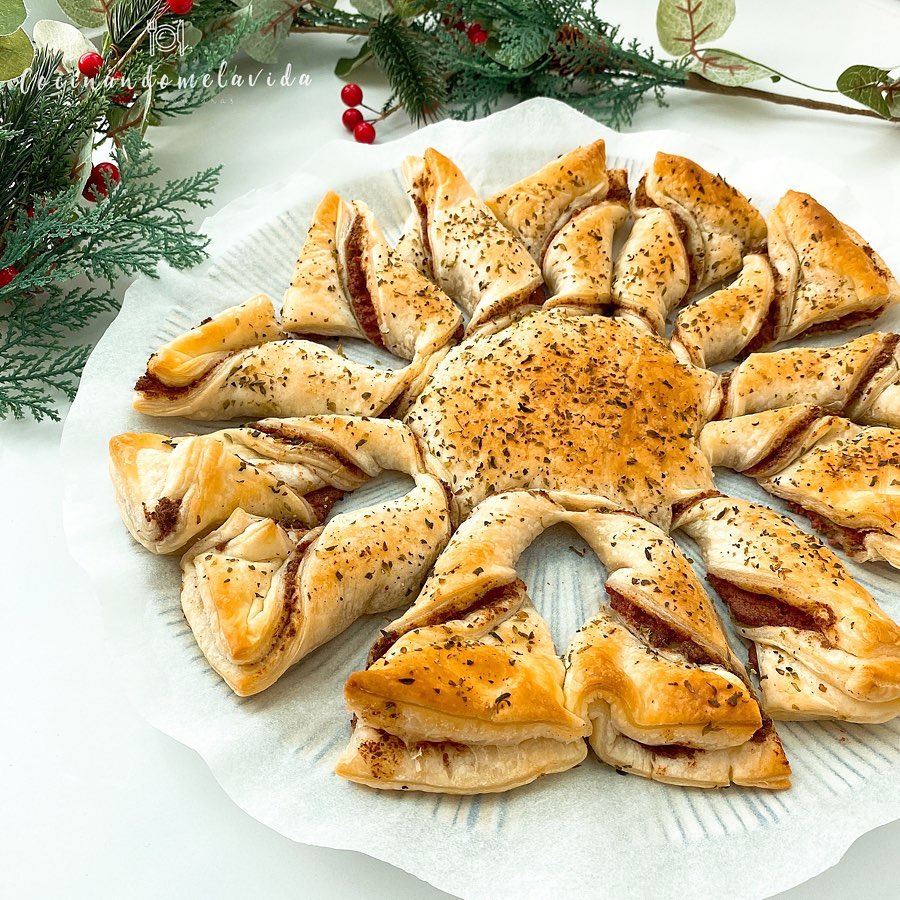 HOJALDRE CON PATÉ DE ANCHOAS Y ACEITUNAS NEGRAS
