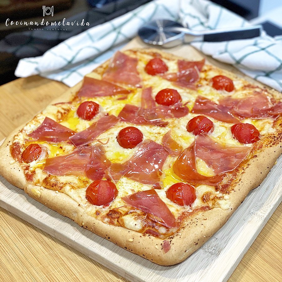 PIZZA DE ESPELTA CON QUESO DE CABRA Y JAMÓN