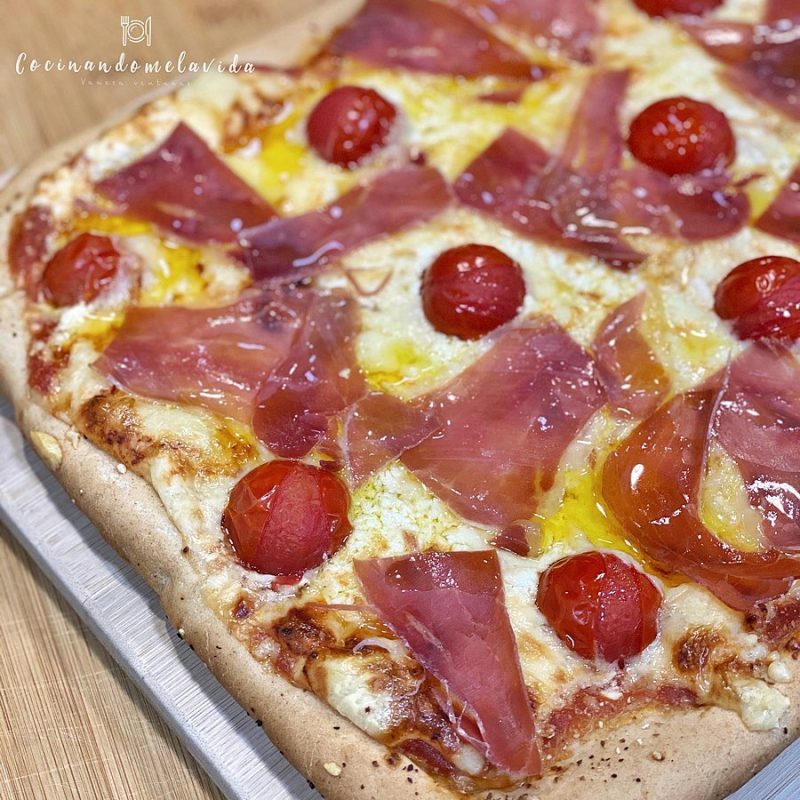 PIZZA DE ESPELTA CON QUESO DE CABRA Y JAMÓN