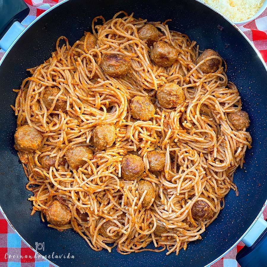 ESPAGUETIS INTEGRALES CON TOMATE Y ALBÓNDIGAS