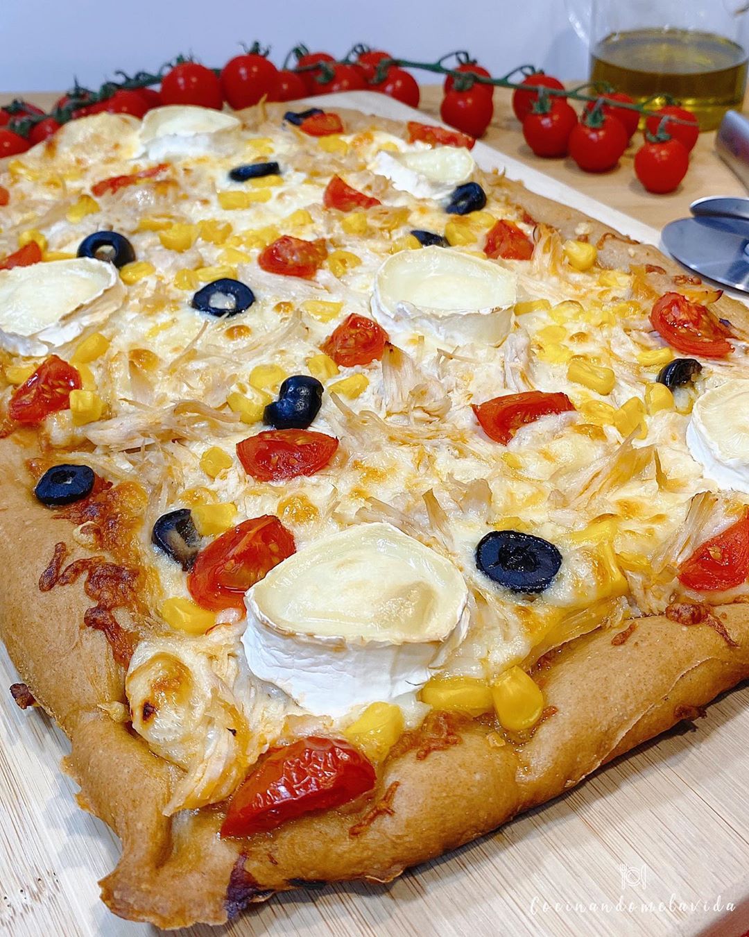 PIZZA FAMILIAR DE ESPELTA CON POLLO Y QUESO DE CABRA