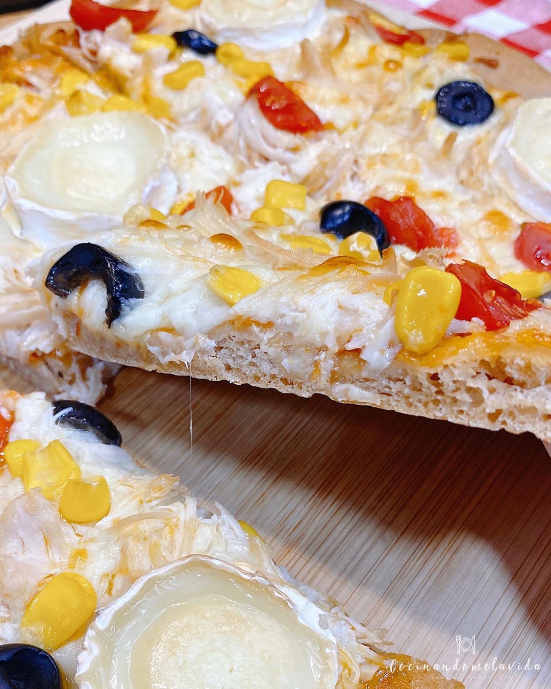 PIZZA FAMILIAR DE ESPELTA CON POLLO Y QUESO DE CABRA