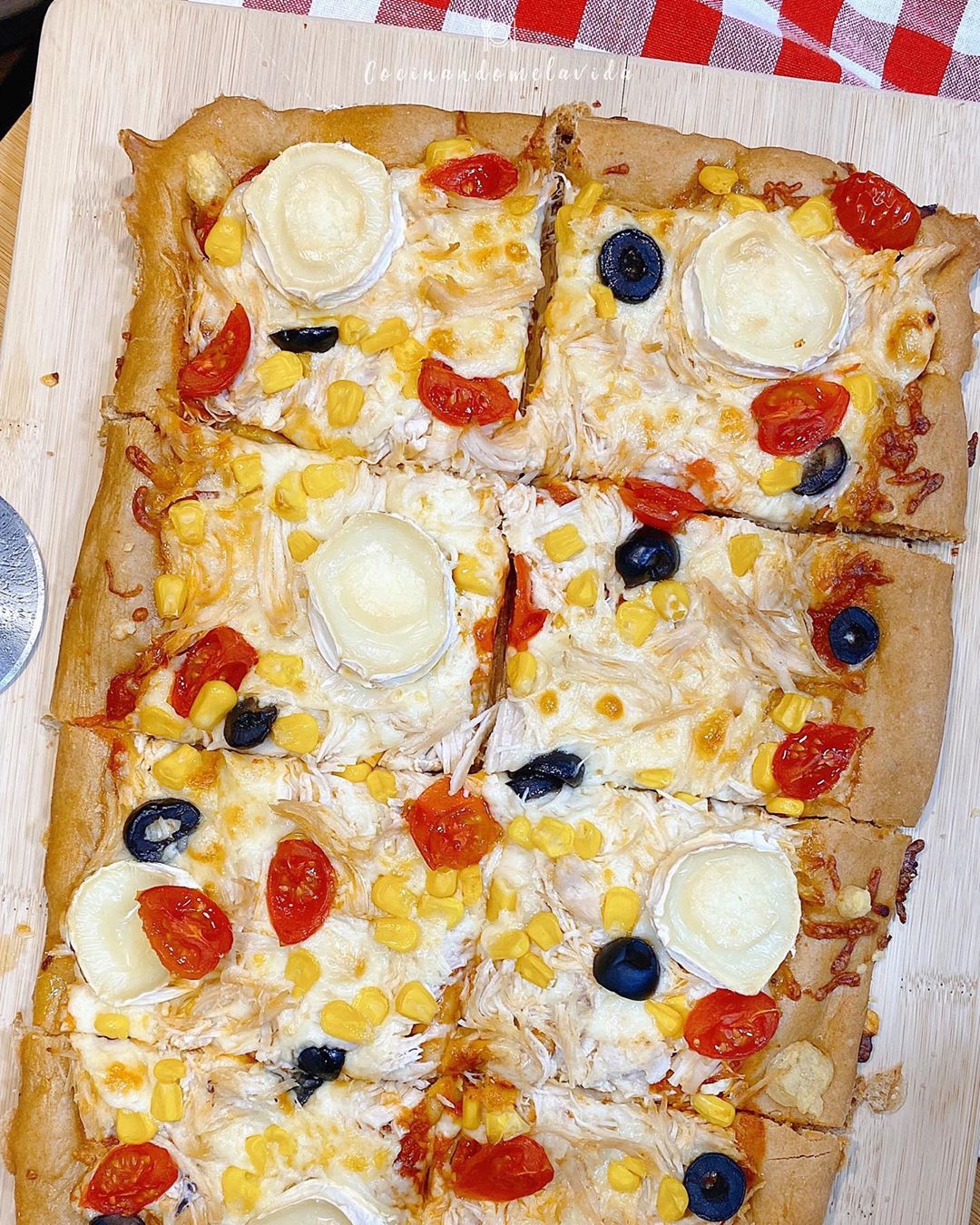 PIZZA FAMILIAR DE ESPELTA CON POLLO Y QUESO DE CABRA