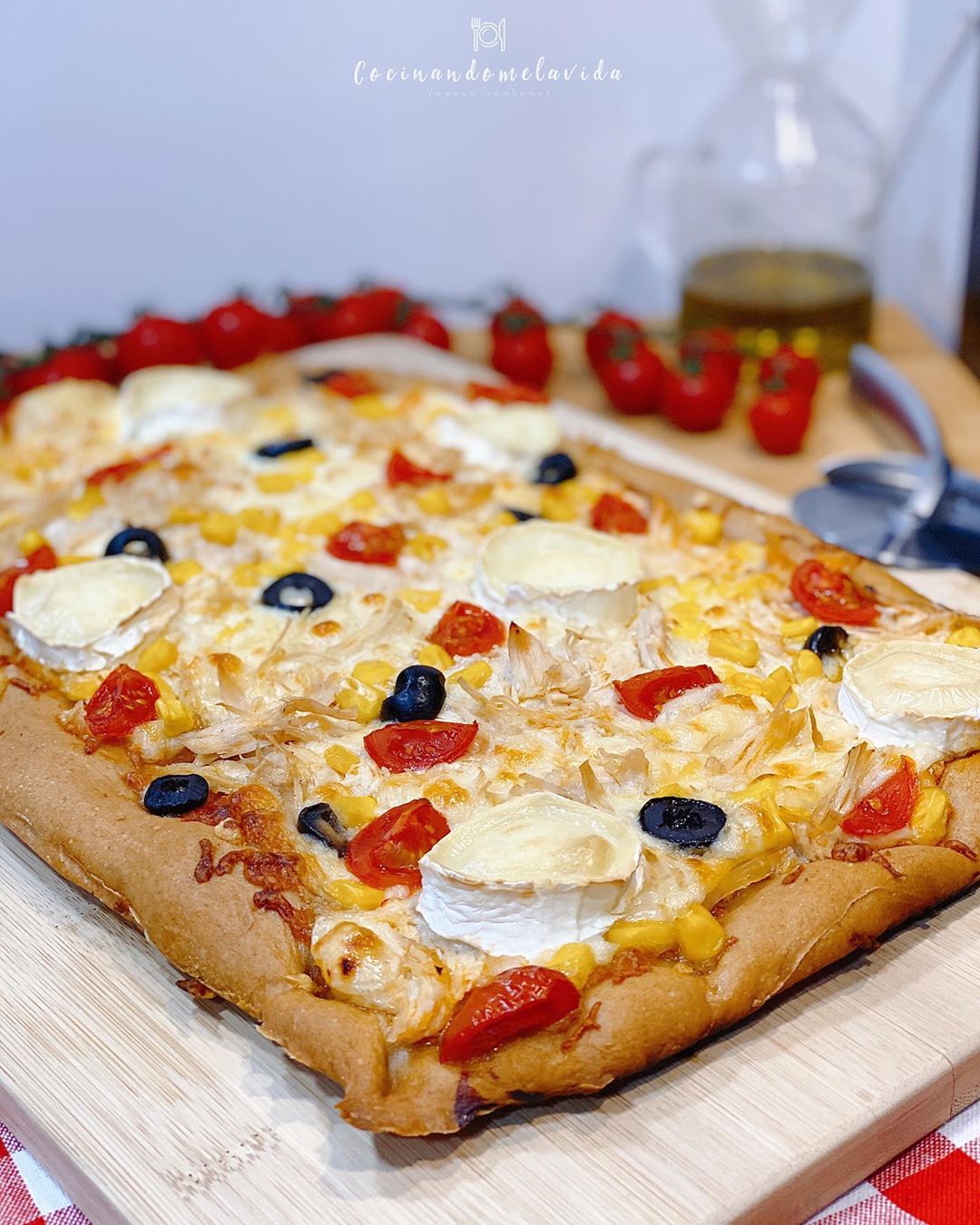 PIZZA FAMILIAR DE ESPELTA CON POLLO Y QUESO DE CABRA