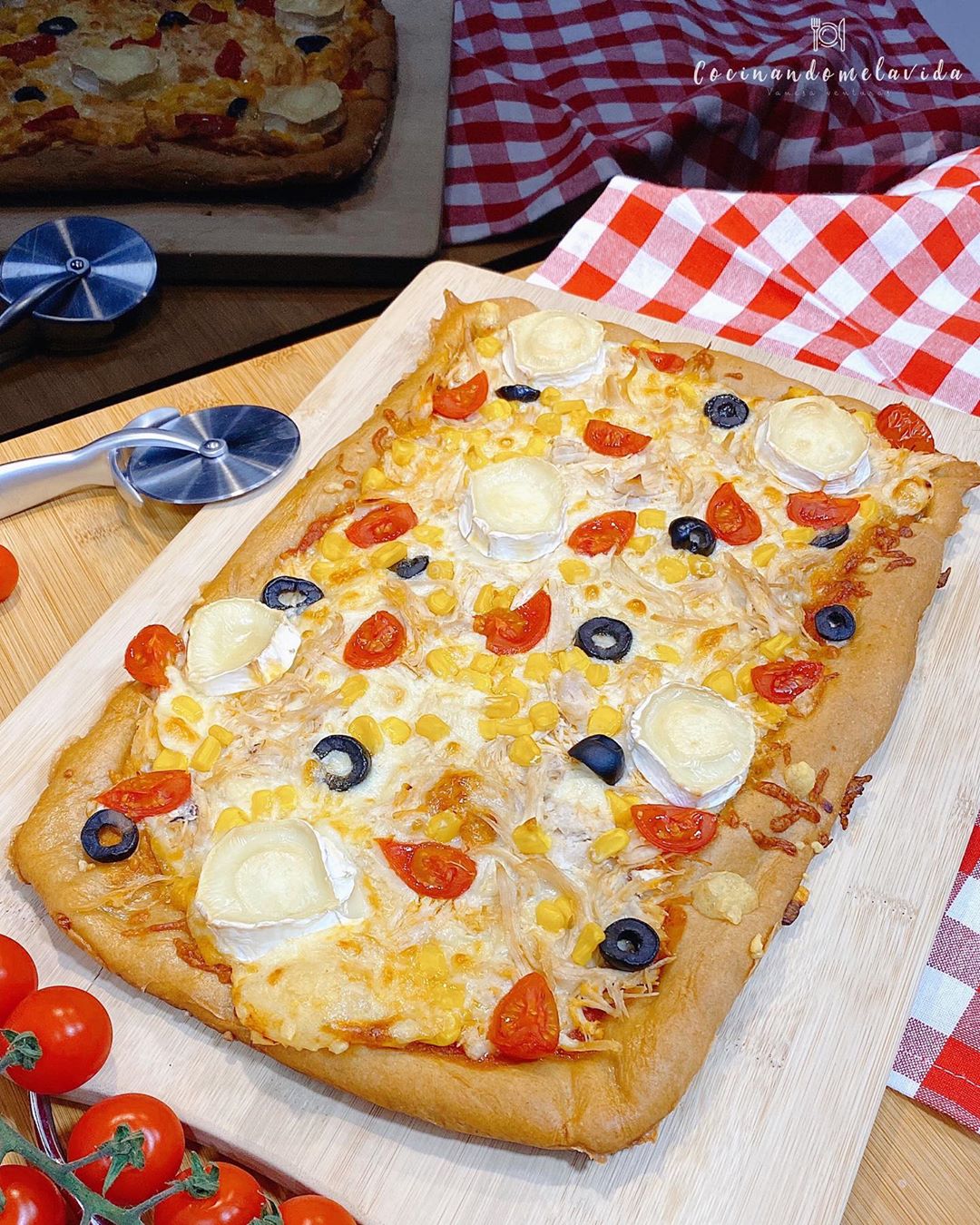 PIZZA FAMILIAR DE ESPELTA CON POLLO Y QUESO DE CABRA