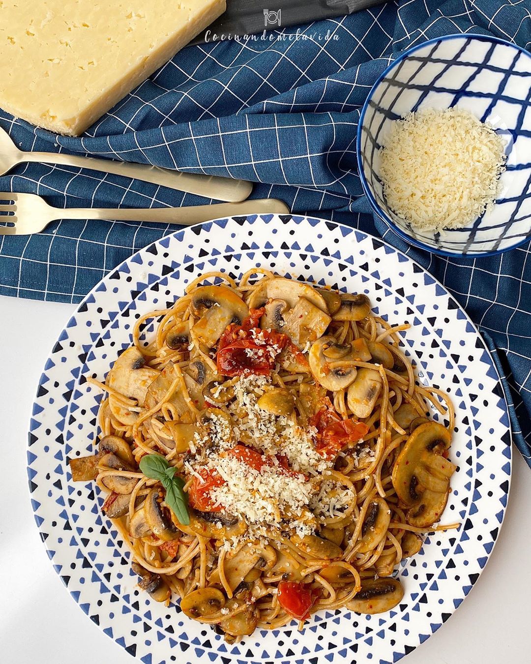 ESPAGUETIS CON CHAMPIÑONES Y TOMATITOS ASADOS