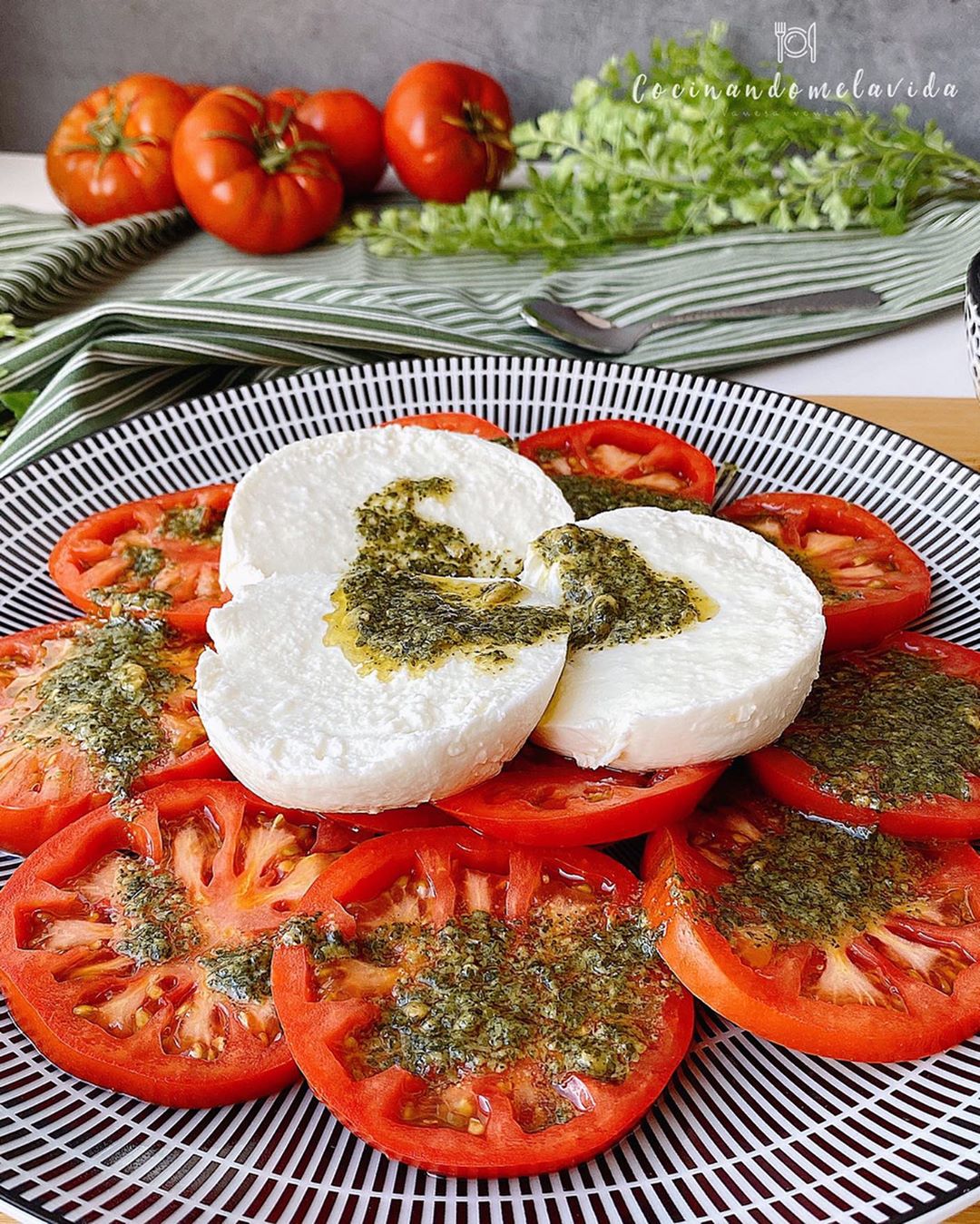 TOMATES RAF CON MOZZARELLA DE BÚFALA Y PESTO