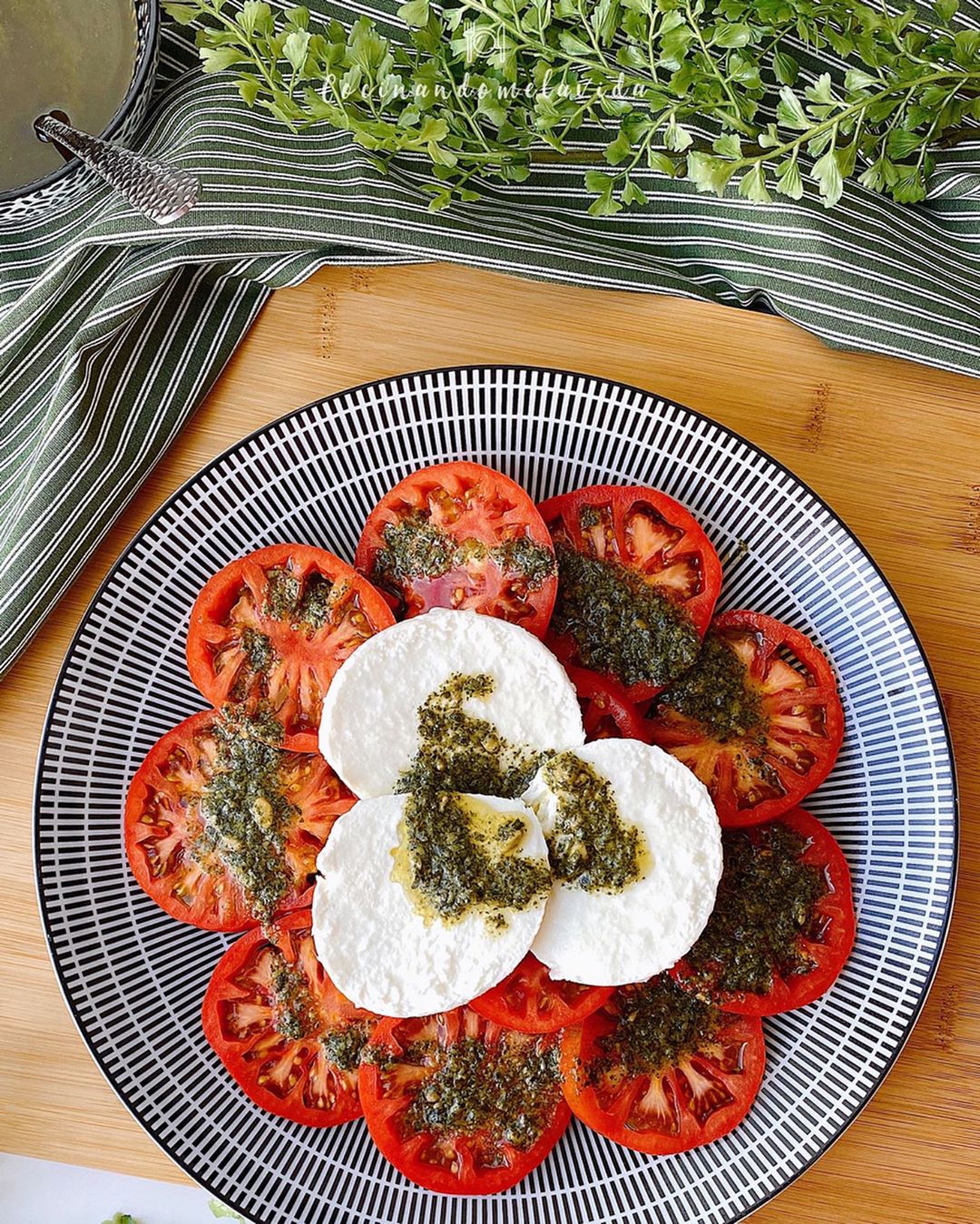 TOMATES RAF CON MOZZARELLA DE BÚFALA Y PESTO
